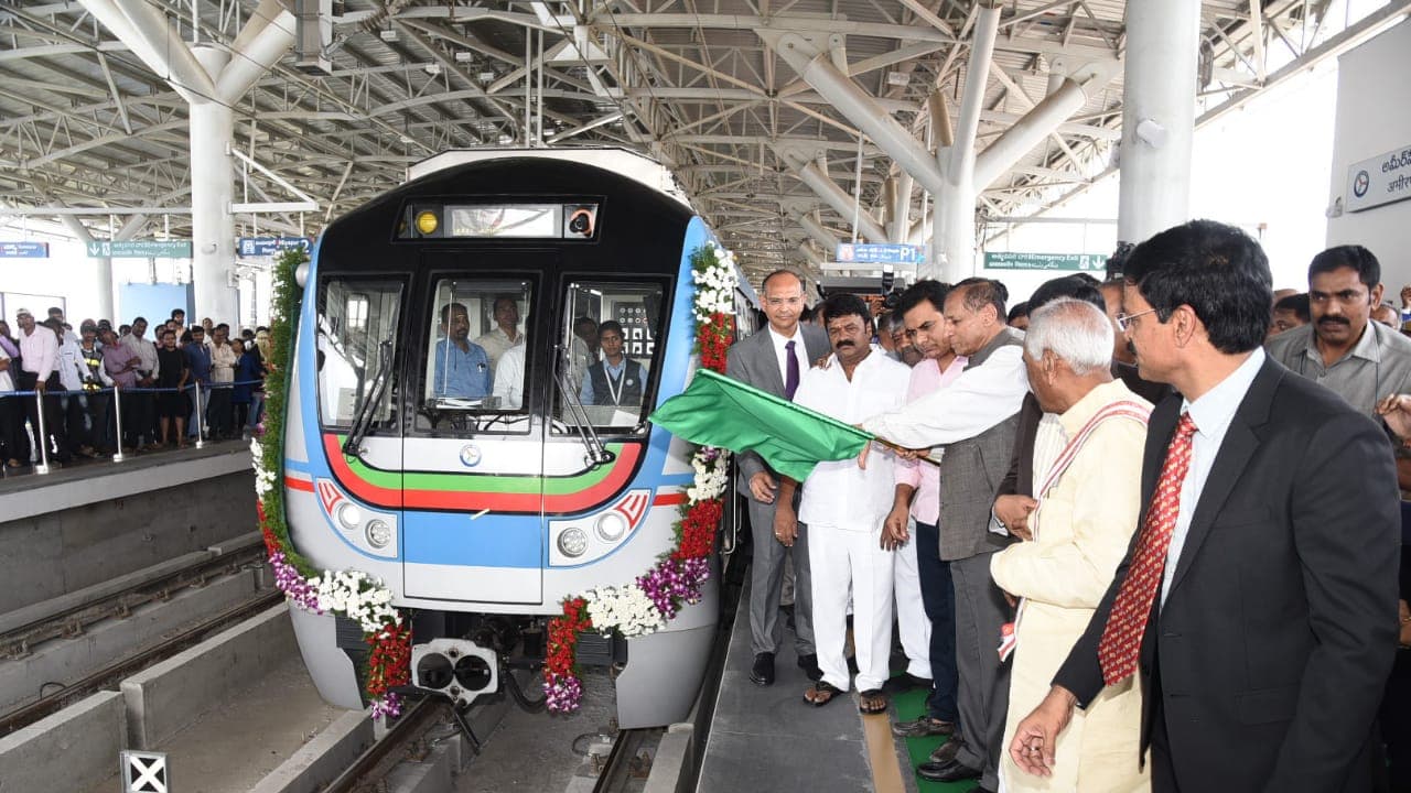 ప్రజలంతా మెట్రో సేవలను వినియోగించుకోవాలి: గవర్నర్ నరసింహన్ ప్రజలంతా మెట్రో సేవలను వినియోగించుకోవాలి: గవర్నర్ నరసింహన్