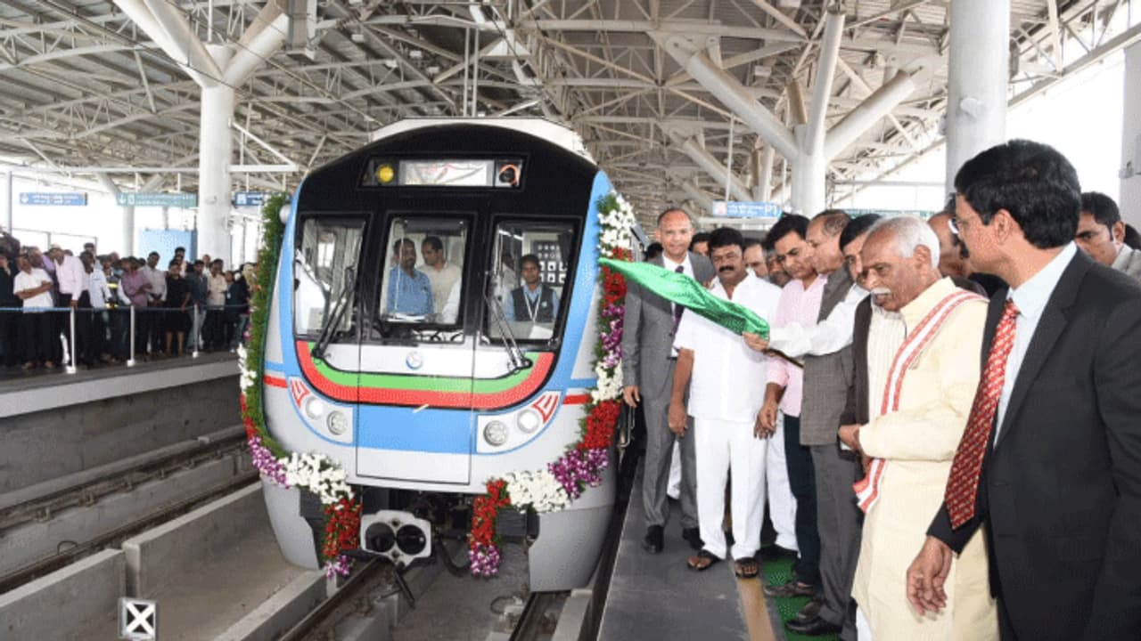 అలిగిన దత్తాత్రేయ.. మెట్రో రైలు దిగేసి...