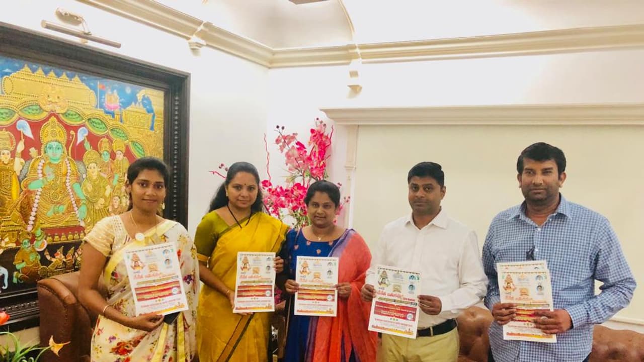 లండన్ లో చేనేత బతుకమ్మ, దసరా ఉత్సవాలు...పోస్టర్ లాంచ్ చేసిన కవిత