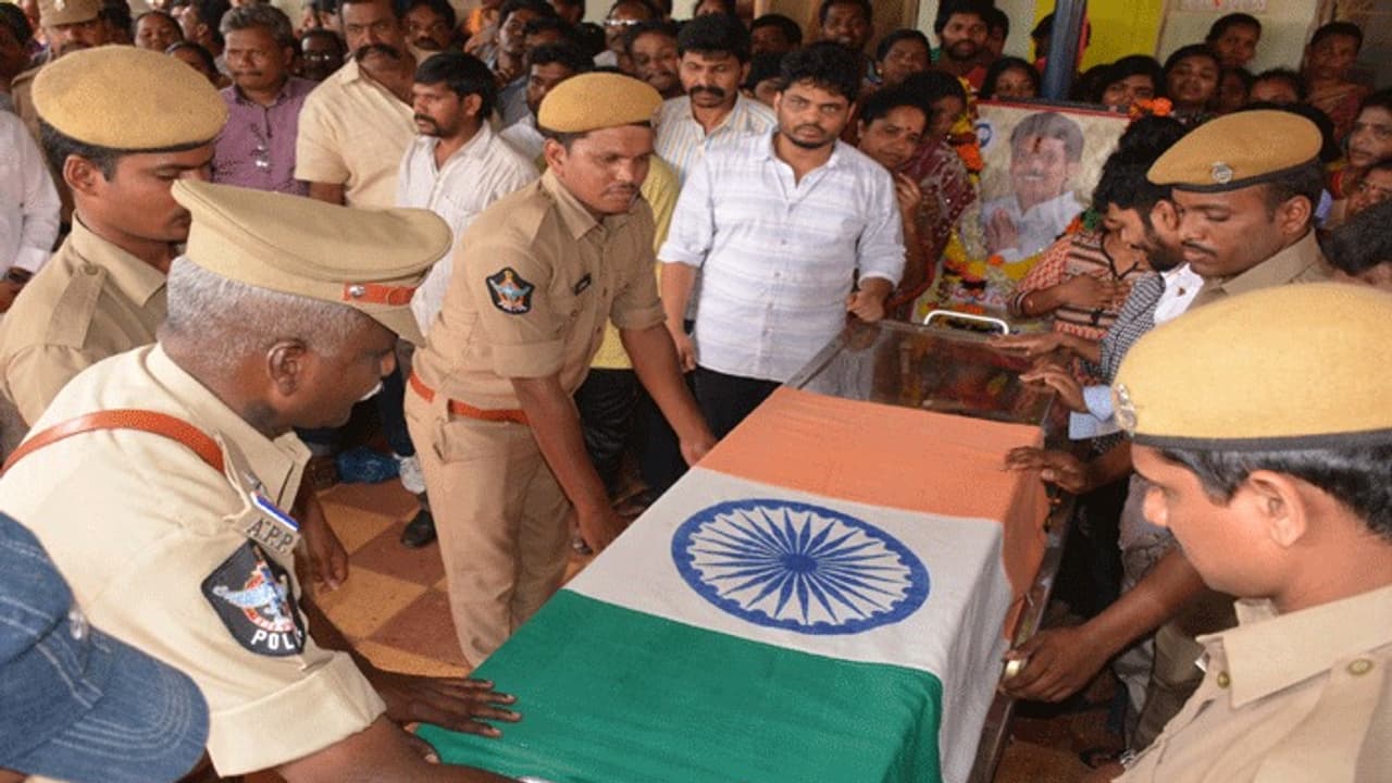 భారీ వర్షంలోనే.. ముగిసిన కిడారి అంత్యక్రియలు భారీ వర్షంలోనే.. ముగిసిన కిడారి అంత్యక్రియలు