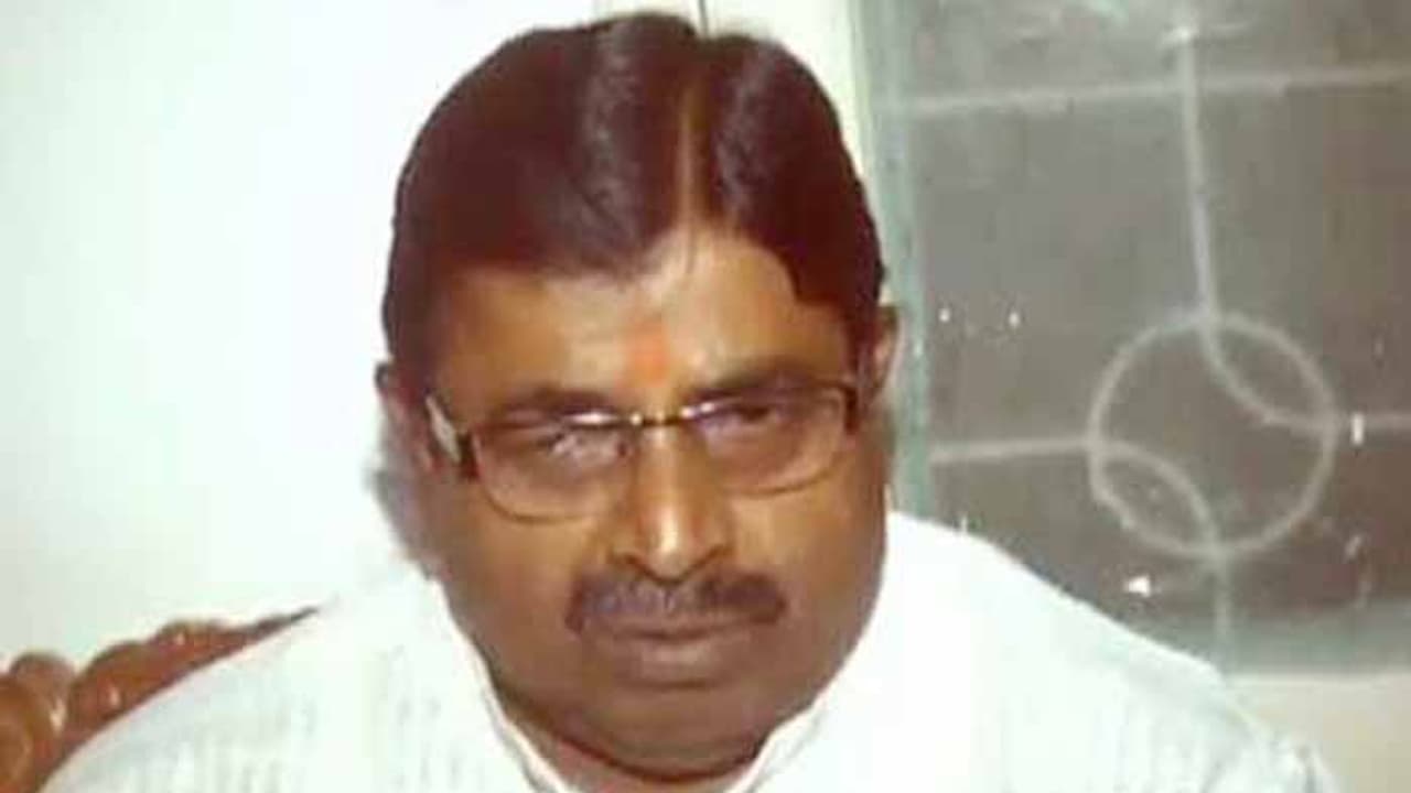 ప్రధాని సీరియస్ స్పీచ్... స్టేజ్పైనే గురకలు పెట్టిన బీజేపీ ఎంపీ ప్రధాని సీరియస్ స్పీచ్... స్టేజ్పైనే గురకలు పెట్టిన బీజేపీ ఎంపీ