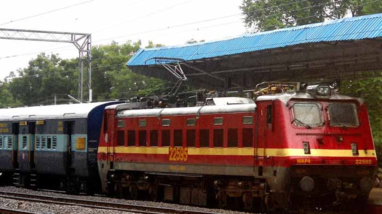 గొల్కొండ ఎక్స్ప్రెస్కు తప్పిన ముప్పు.. ప్రయాణికులు క్షేమం గొల్కొండ ఎక్స్ప్రెస్కు తప్పిన ముప్పు.. ప్రయాణికులు క్షేమం