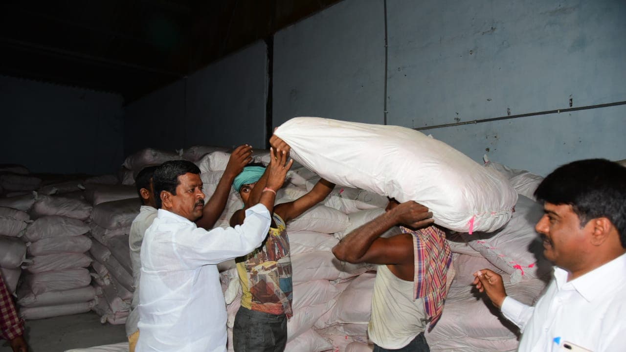 టీఆర్ఎస్ ప్రచార సామాగ్రి పంపిణీ ఎలా జరిగిందంటే (వీడియో)