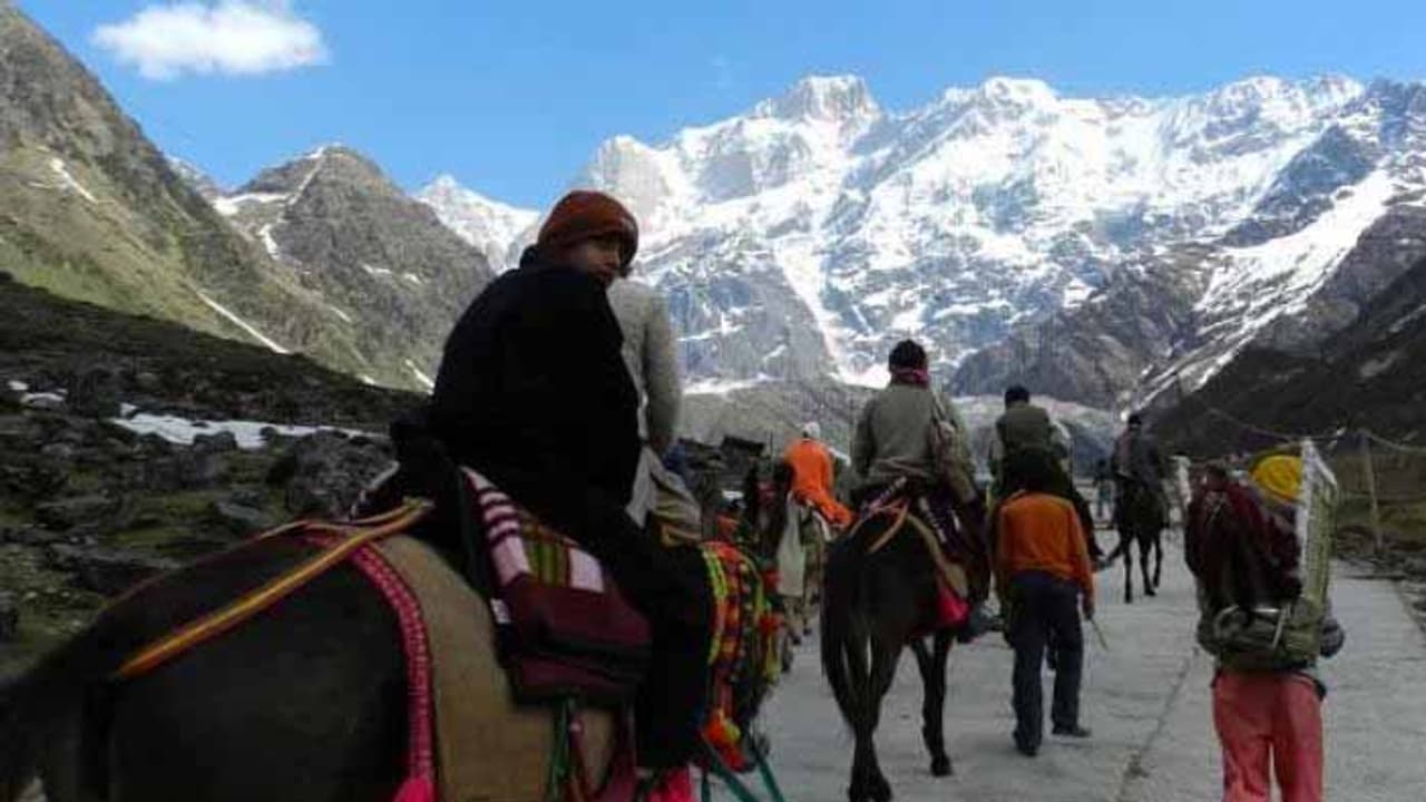కేదార్నాథ్ యాత్రకు వెళ్లి హిమాలయాల్లో చిక్కుకున్న తెలుగు కుటుంబం కేదార్నాథ్ యాత్రకు వెళ్లి హిమాలయాల్లో చిక్కుకున్న తెలుగు కుటుంబం