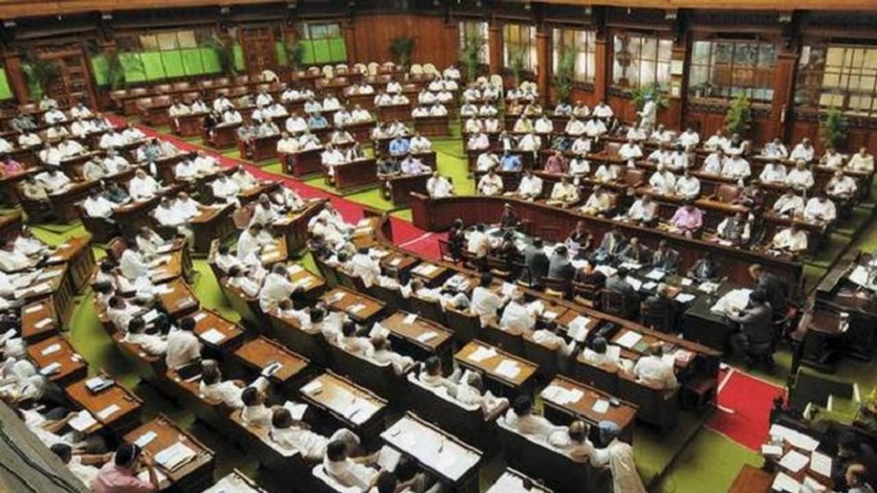 ಇದೆ ವ್ಯಕ್ತಿ 2018ರ ಕರ್ನಾಟಕ ರಾಜಕಾರಣದ ಅಸಲಿ ಚಾಂಪಿಯನ್ ಇದೆ ವ್ಯಕ್ತಿ 2018ರ ಕರ್ನಾಟಕ ರಾಜಕಾರಣದ ಅಸಲಿ ಚಾಂಪಿಯನ್