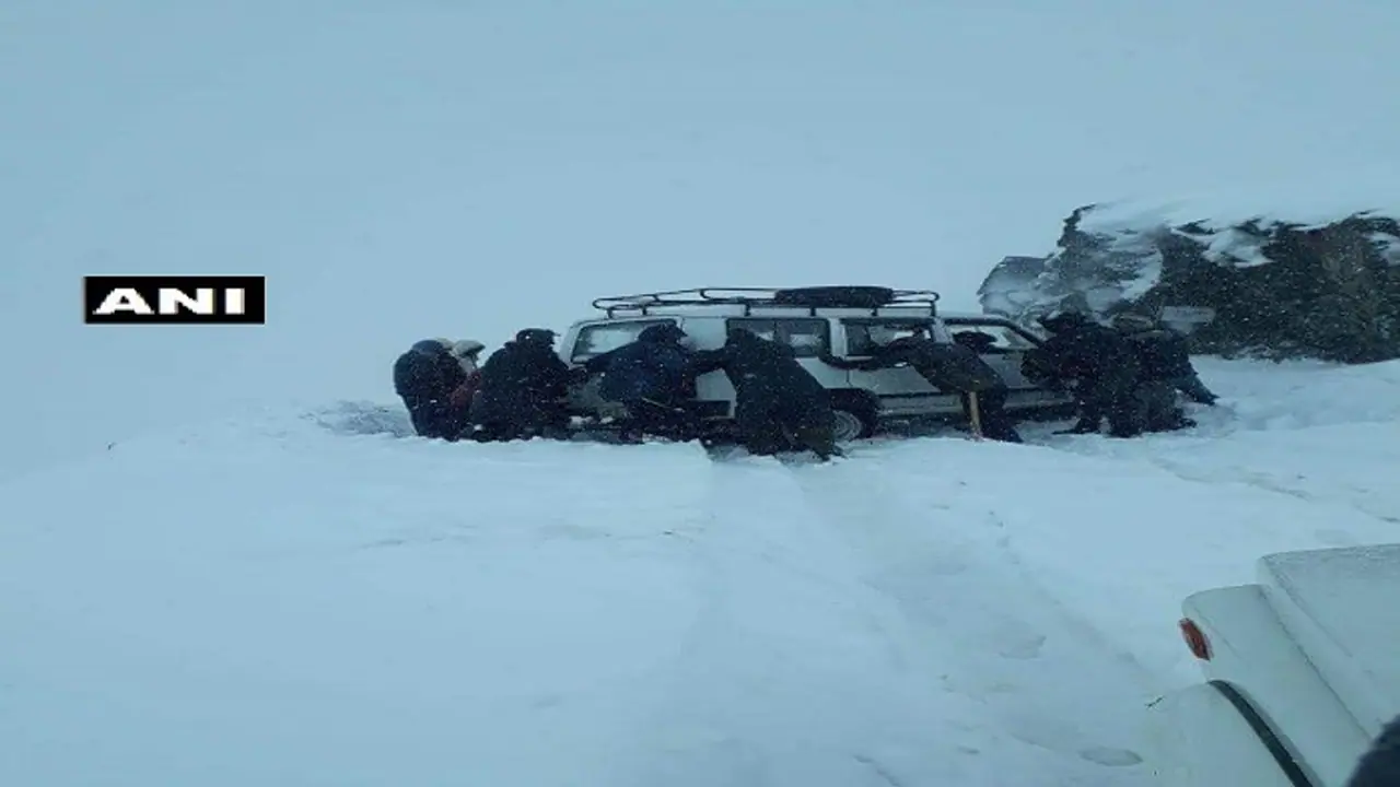 ಹಿಮಪಾತದಲ್ಲಿ ಕಾಣೆಯಾದ ದೇಶದ ಭವಿಷ್ಯ: 35 ಐಐಟಿ ವಿದ್ಯಾರ್ಥಿಗಳು ನಾಪತ್ತೆ! ಹಿಮಪಾತದಲ್ಲಿ ಕಾಣೆಯಾದ ದೇಶದ ಭವಿಷ್ಯ: 35 ಐಐಟಿ ವಿದ್ಯಾರ್ಥಿಗಳು ನಾಪತ್ತೆ!