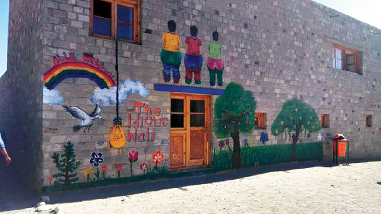 ತ್ರೀ ಈಡಿಯಟ್ಸ್: ಚತುರ್ ಮೂತ್ರ ವಿಸರ್ಜನೆ ಮಾಡಿದ್ದ ಗೋಡೆ ಕೆಡವಲು ನಿರ್ಧಾರ ತ್ರೀ ಈಡಿಯಟ್ಸ್: ಚತುರ್ ಮೂತ್ರ ವಿಸರ್ಜನೆ ಮಾಡಿದ್ದ ಗೋಡೆ ಕೆಡವಲು ನಿರ್ಧಾರ