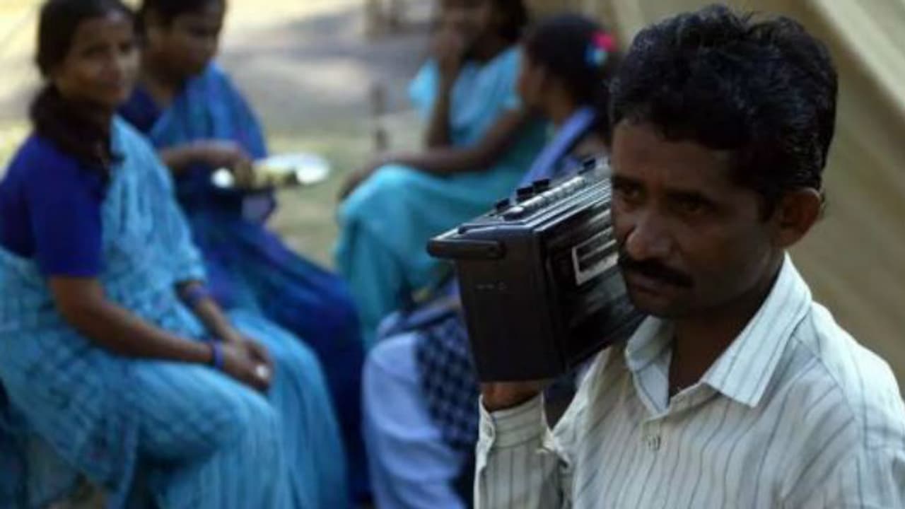 ಆಕಾಶವಾಣಿಯಲ್ಲಿ ಕ್ರಿಕೆಟ್ ಕಾಮೆಂಟ್ರಿ ಕೇಳಲು ರೆಡಿಯಾಗಿ ಆಕಾಶವಾಣಿಯಲ್ಲಿ ಕ್ರಿಕೆಟ್ ಕಾಮೆಂಟ್ರಿ ಕೇಳಲು ರೆಡಿಯಾಗಿ