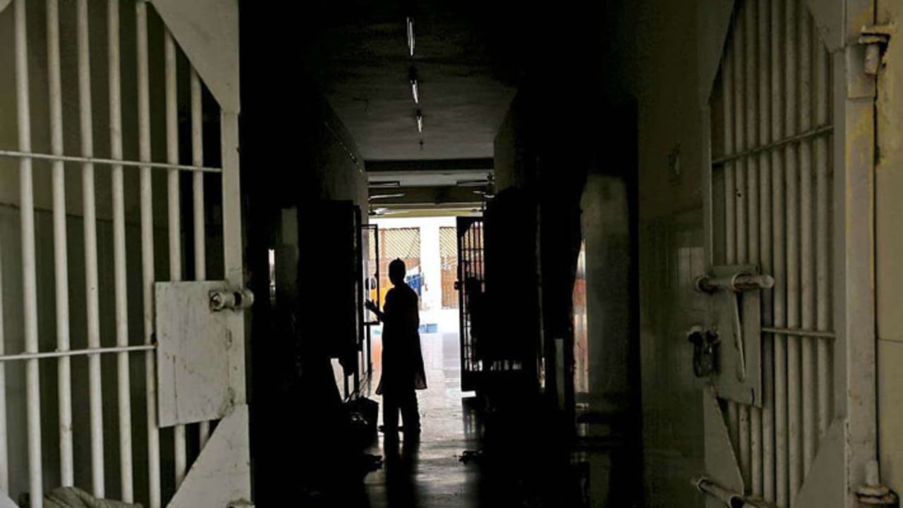 தமிழகத்தில் அரங்கேறும் அவலம்... சாதிவாரியாக கைதிகள் பிரிக்கப்பட்டு சிறையில் அடைக்கும் கொடுமை! தமிழகத்தில் அரங்கேறும் அவலம்... சாதிவாரியாக கைதிகள் பிரிக்கப்பட்டு சிறையில் அடைக்கும் கொடுமை!