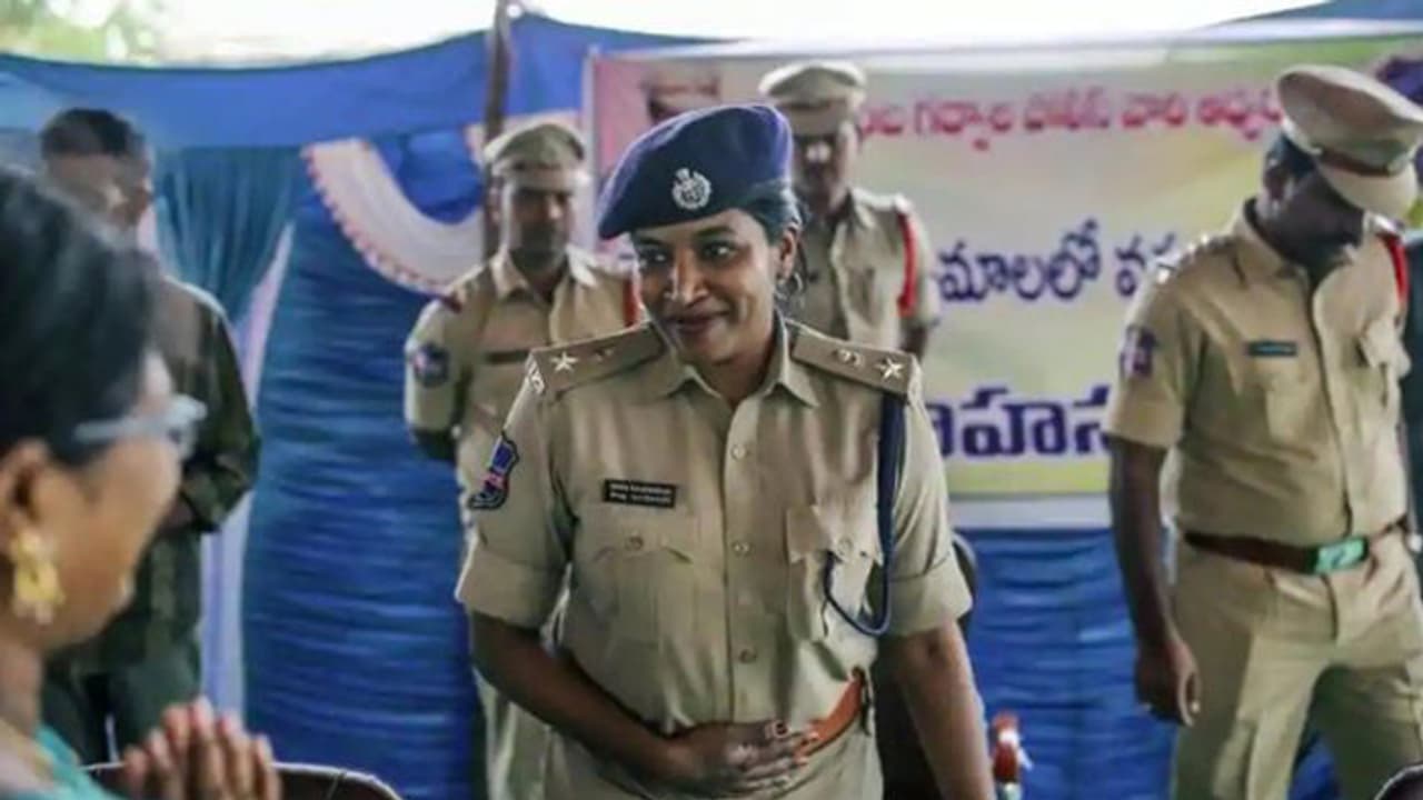 ഭയം കൊണ്ട് ആളുകള് പുറത്തിറങ്ങാതിരുന്ന ഒരു ഗ്രാമം; രക്ഷകയായി ഈ വനിതാ പൊലീസ് ഭയം കൊണ്ട് ആളുകള് പുറത്തിറങ്ങാതിരുന്ന ഒരു ഗ്രാമം; രക്ഷകയായി ഈ വനിതാ പൊലീസ്