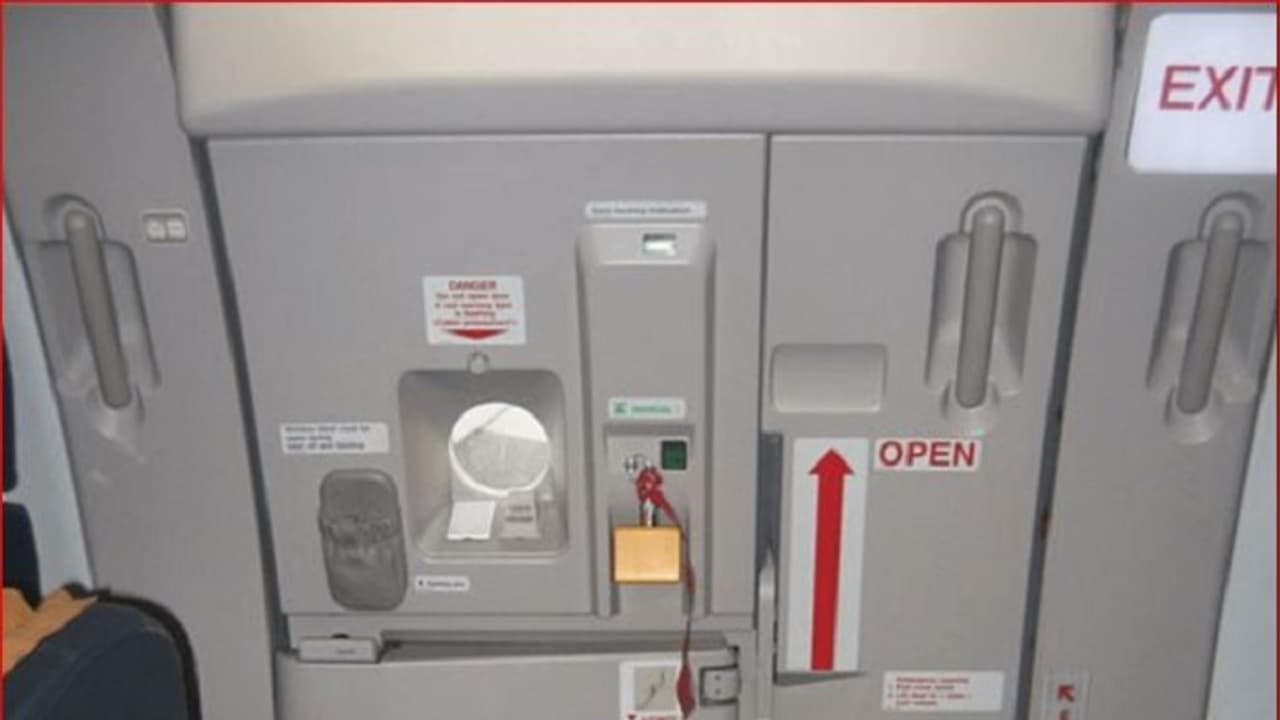 ಸುಸ್ಸುಗಾಗಿ ವಿಮಾನದ ಎಮರ್ಜೆಸ್ಸಿ ಡೋರ್ ತೆರೆದ ಭೂಪ: ಆಗಿದ್ದೇನು? ಸುಸ್ಸುಗಾಗಿ ವಿಮಾನದ ಎಮರ್ಜೆಸ್ಸಿ ಡೋರ್ ತೆರೆದ ಭೂಪ: ಆಗಿದ್ದೇನು?