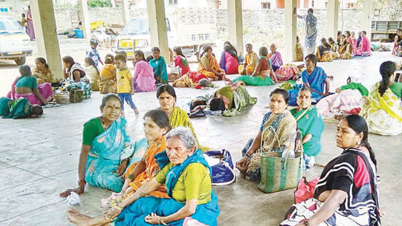 ದುಷ್ಟಶಕ್ತಿಯ ಭಯಕ್ಕೆ ಇಡೀ ಗ್ರಾಮವೇ ಖಾಲಿ! ದುಷ್ಟಶಕ್ತಿಯ ಭಯಕ್ಕೆ ಇಡೀ ಗ್ರಾಮವೇ ಖಾಲಿ!