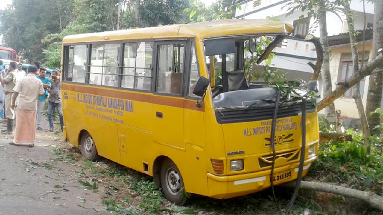 స్కూల్ బస్సును ఢీకొన్న సిమెంట్ లోడ్ లారీ... తిరువూరులో ప్రమాదం
