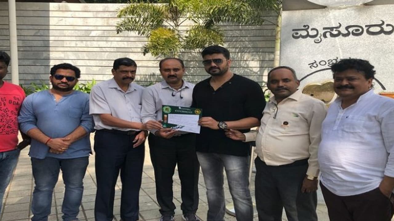 ಮೈಸೂರು ಮೃಗಾಲಯದಿಂದ ಹುಲಿ ದತ್ತು ತೆಗೆದುಕೊಂಡ ಸೃಜನ್ ಲೋಕೇಶ್ ಮೈಸೂರು ಮೃಗಾಲಯದಿಂದ ಹುಲಿ ದತ್ತು ತೆಗೆದುಕೊಂಡ ಸೃಜನ್ ಲೋಕೇಶ್