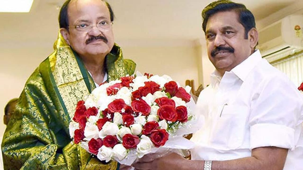 திருப்பதியில் திருப்பம்! எடப்பாடிக்கு வெங்கய்யா கொடுத்த பூத்தரேக்கலு ஸ்வீட்! திருப்பதியில் திருப்பம்! எடப்பாடிக்கு வெங்கய்யா கொடுத்த பூத்தரேக்கலு ஸ்வீட்!