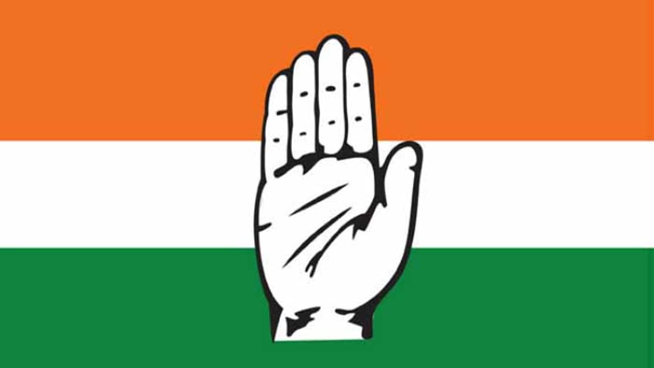 తెలంగాణ కాంగ్రెస్లో కలకలం.. పార్టీ నుంచి ముగ్గురు నేతల సస్పెన్షన్ తెలంగాణ కాంగ్రెస్లో కలకలం.. పార్టీ నుంచి ముగ్గురు నేతల సస్పెన్షన్