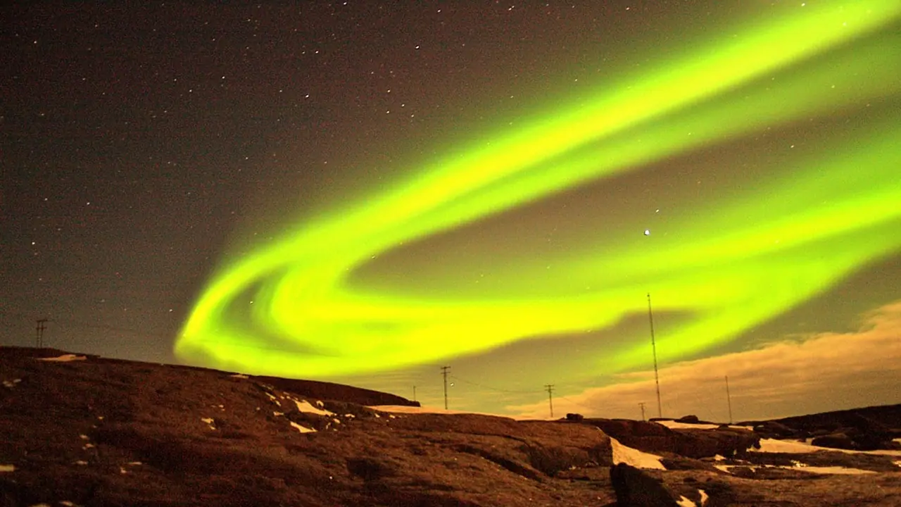 पृथ्वी पर आज सोलर तूफान: इंटरनेट मोबाइल हो सकते हैं ठप, पॉवर ग्रिड फेल होने से अंधेरा छा जाएगा?