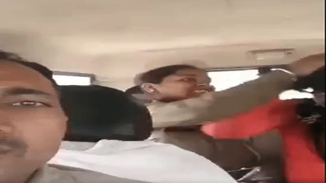 ಶಾಕಿಂಗ್ ವಿಡಿಯೋ :ಮುಸ್ಲಿಂ ದೋಸ್ತಿ ಮಾಡಿದ್ದಕ್ಕೆ ಹಿಂದೂ ಯುವತಿಗೆ ಥಳಿಸಿದ ಪೊಲೀಸರು ಶಾಕಿಂಗ್ ವಿಡಿಯೋ :ಮುಸ್ಲಿಂ ದೋಸ್ತಿ ಮಾಡಿದ್ದಕ್ಕೆ ಹಿಂದೂ ಯುವತಿಗೆ ಥಳಿಸಿದ ಪೊಲೀಸರು