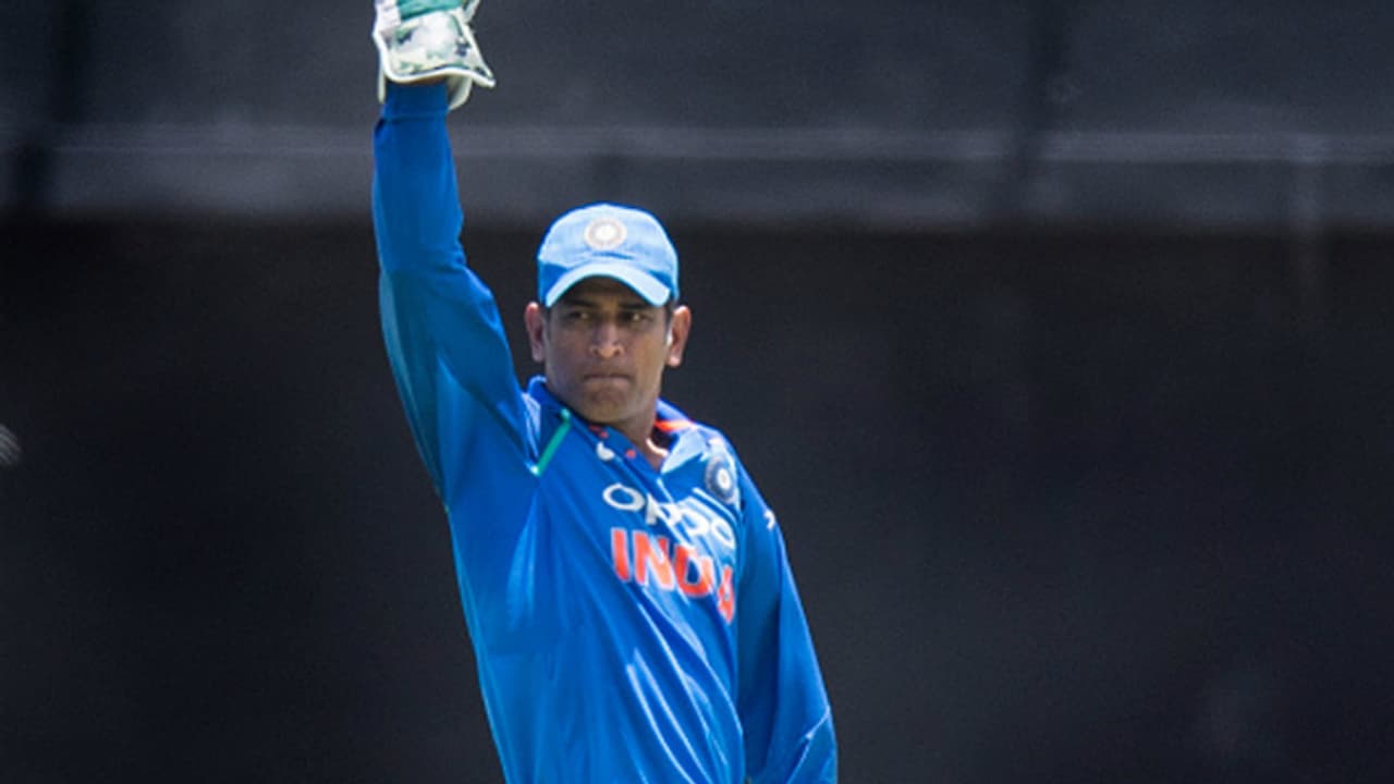 ಬೌಲಿಂಗ್ ಮಾಡ್ತಿಯೋ? ಇಲ್ಲಾ ಬೌಲರ್ ಚೇಂಜ್ ಮಾಡ್ಲಾ? ಗರಂ ಆದ ಧೋನಿ! ಬೌಲಿಂಗ್ ಮಾಡ್ತಿಯೋ? ಇಲ್ಲಾ ಬೌಲರ್ ಚೇಂಜ್ ಮಾಡ್ಲಾ? ಗರಂ ಆದ ಧೋನಿ!