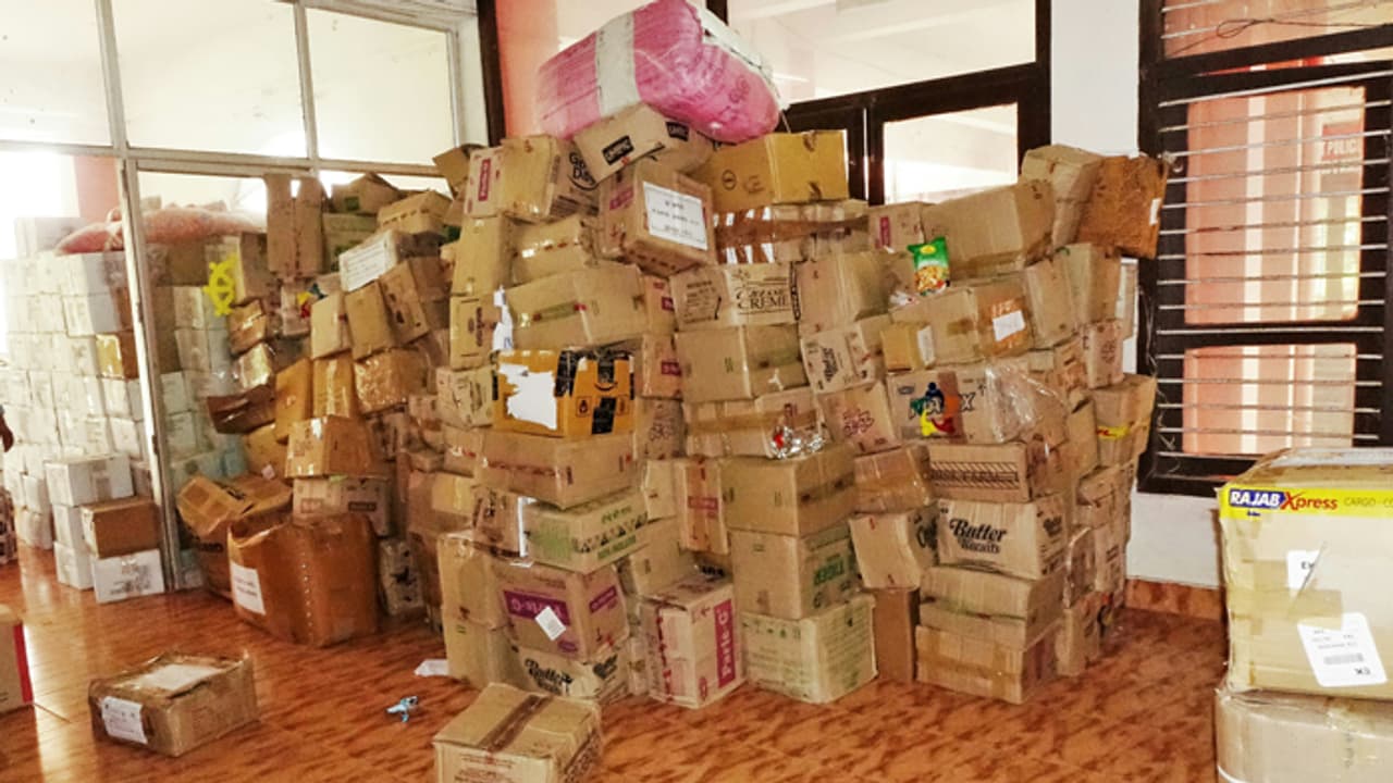 പ്രളയ ബാധിതർക്കായി ഇടുക്കി കളക്ട്രേറ്റിൽ എത്തിച്ച ഭക്ഷ്യസാധനങ്ങൾ ഓഫീസുകളിൽ കെട്ടിക്കിടക്കുന്നു പ്രളയ ബാധിതർക്കായി ഇടുക്കി കളക്ട്രേറ്റിൽ എത്തിച്ച ഭക്ഷ്യസാധനങ്ങൾ ഓഫീസുകളിൽ കെട്ടിക്കിടക്കുന്നു