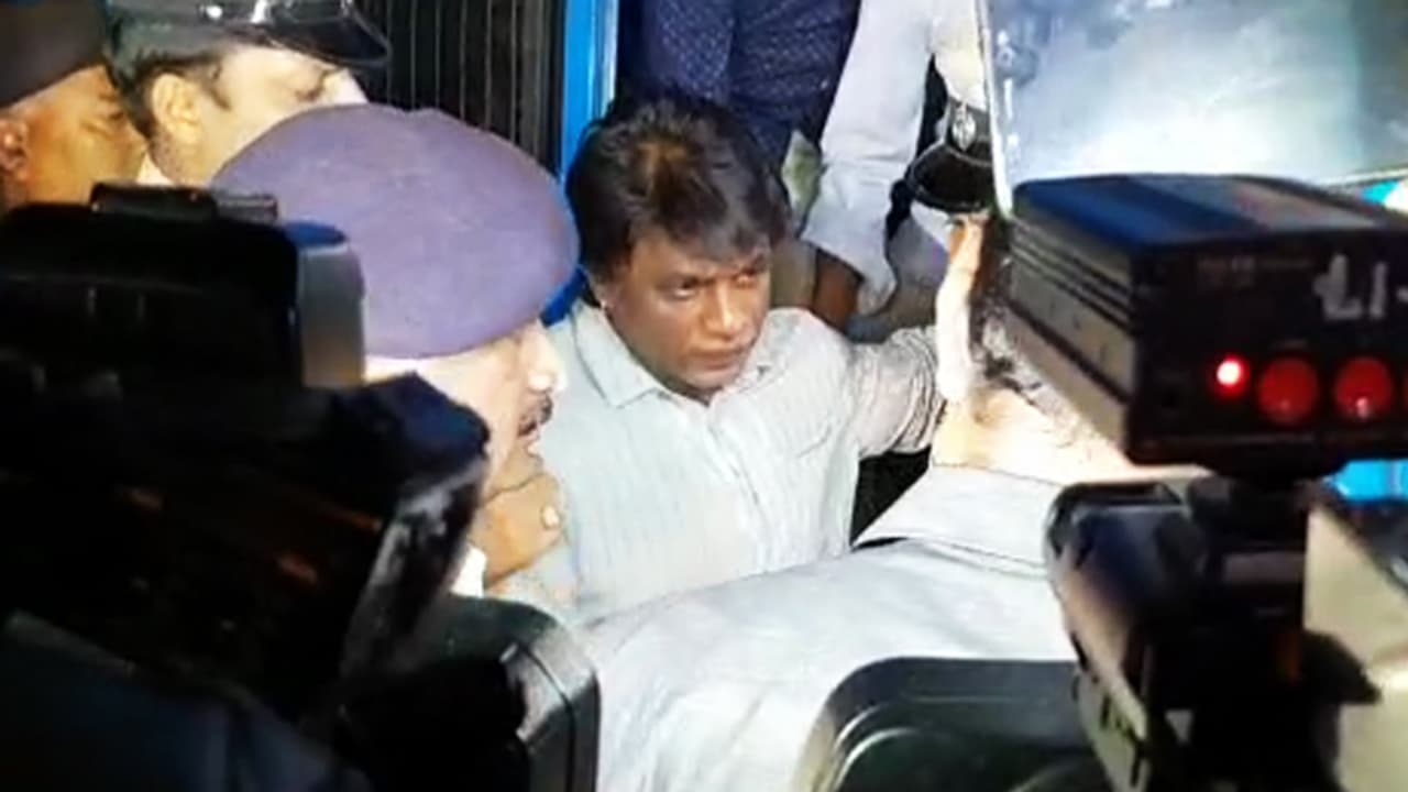 రోడ్డుకెక్కిన హీరో విజయ్ కుటుంబం! రోడ్డుకెక్కిన హీరో విజయ్ కుటుంబం!