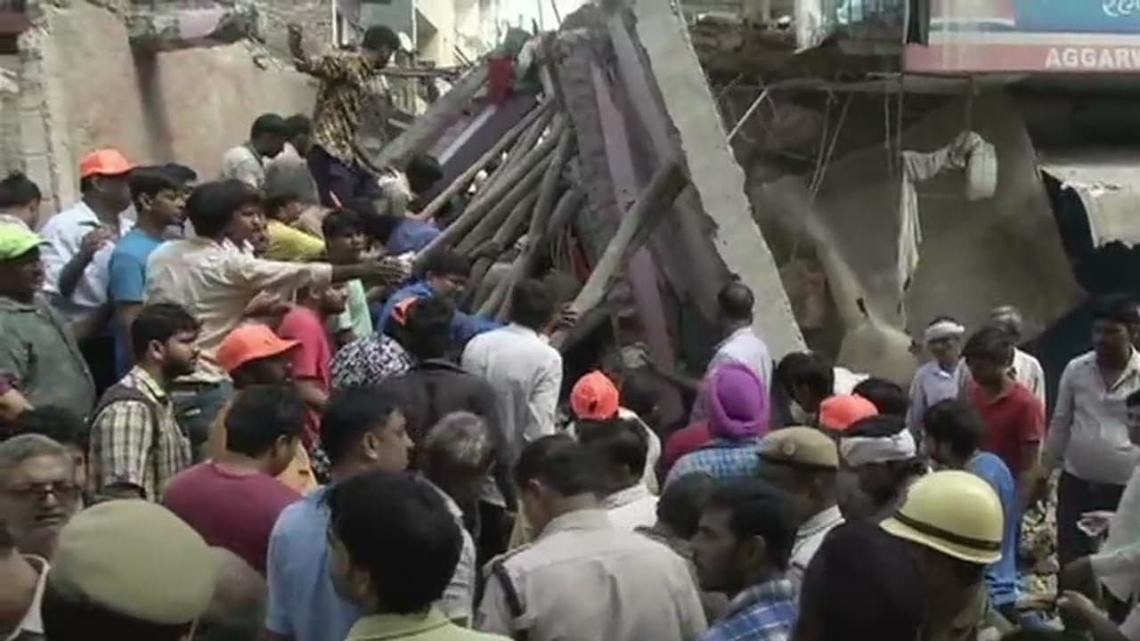 दिल्ली में हादसा, इमारत गिरने से चार बच्चों और एक महिला की मौत