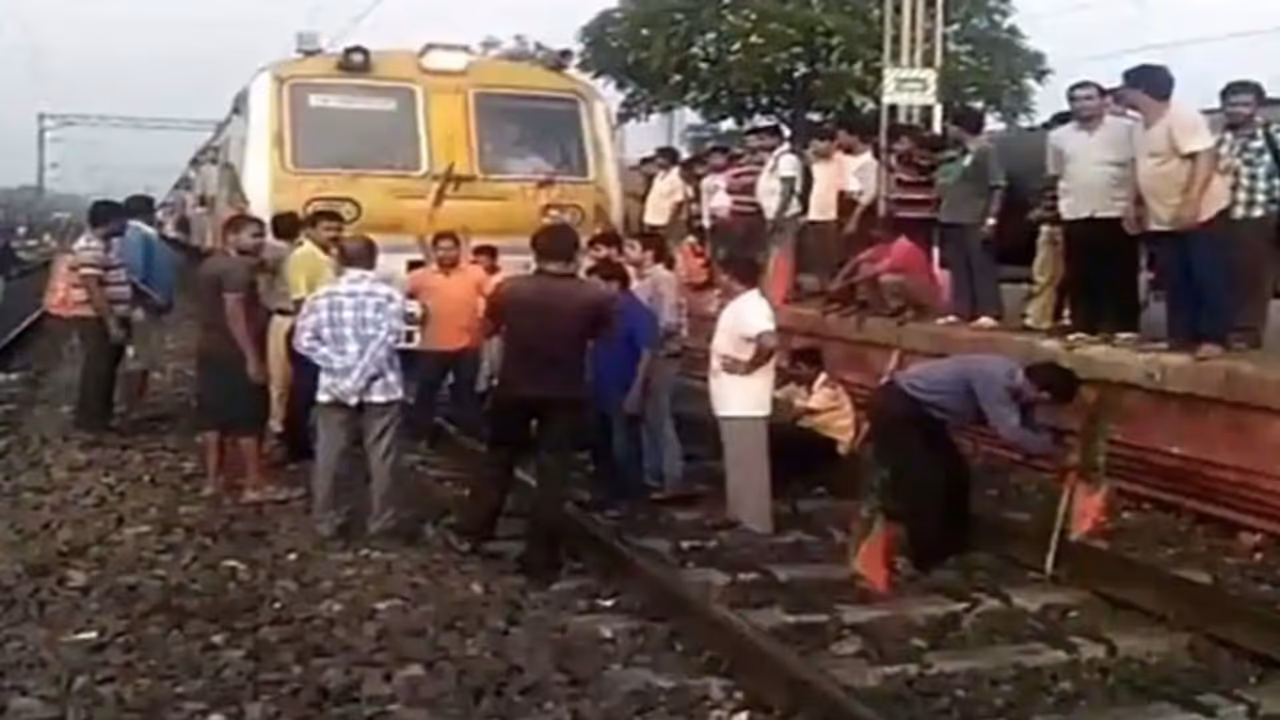Bengal bandh: Buses burnt in Islampur, trains stopped; police arrest BJP supporters