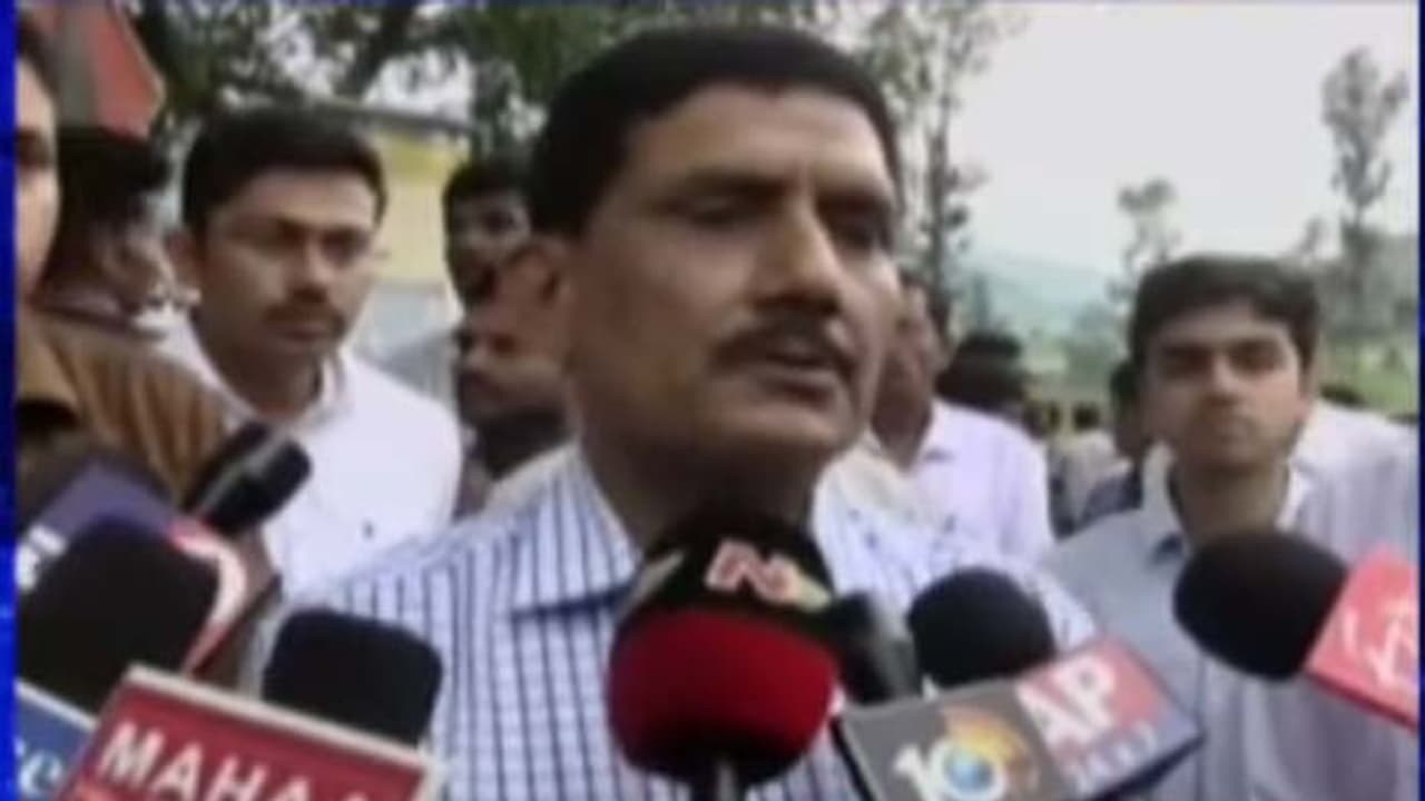 అరకు ఘటనకు మేమే బాధ్యత వహిస్తాం: డీజీపీ ఠాకూర్ అరకు ఘటనకు మేమే బాధ్యత వహిస్తాం: డీజీపీ ఠాకూర్