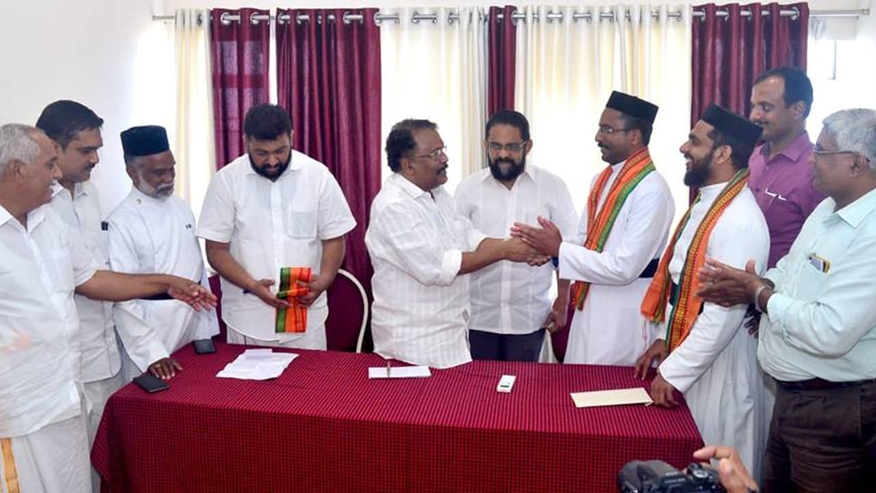 ಬಿಜೆಪಿ ಸೇರಿದ ಇಬ್ಬರು ಕೇರಳ ಪಾದ್ರಿಗಳು ಬಿಜೆಪಿ ಸೇರಿದ ಇಬ್ಬರು ಕೇರಳ ಪಾದ್ರಿಗಳು