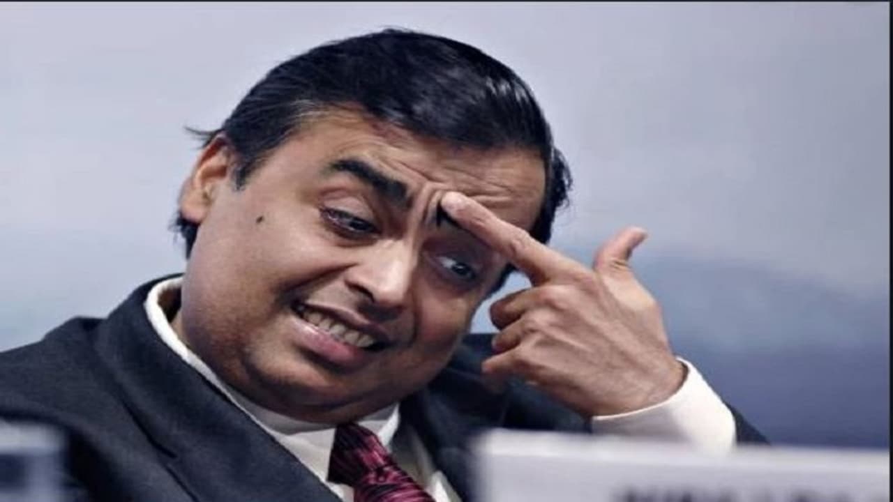 ಒಂದು ವರ್ಷದಿಂದ ದಿನಕ್ಕೆ 300 ಕೋಟಿ ಜೇಬಿಗಿಳಿಸುತ್ತಿರುವ ಅಂಬಾನಿ! ಒಂದು ವರ್ಷದಿಂದ ದಿನಕ್ಕೆ 300 ಕೋಟಿ ಜೇಬಿಗಿಳಿಸುತ್ತಿರುವ ಅಂಬಾನಿ!