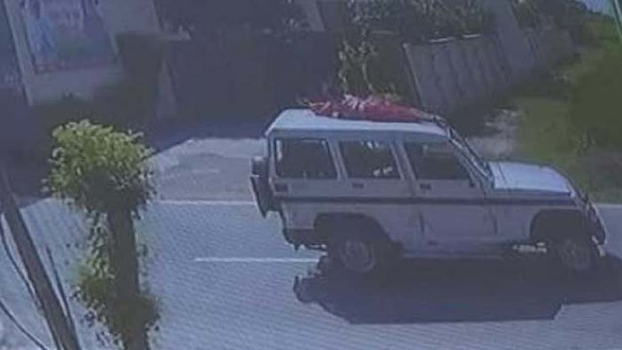 పంజాబ్ లో పోలీసుల అరాచకం...మహిళను జీప్ పై కట్టేసి వికృతకాండ పంజాబ్ లో పోలీసుల అరాచకం...మహిళను జీప్ పై కట్టేసి వికృతకాండ