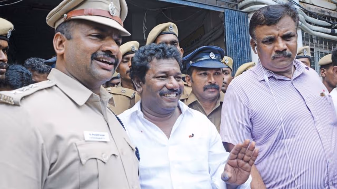 காக்கி சட்டைய கழட்டிட்டு வர்ரயா மோதிப் பார்க்கலாம்… சவால் விட்ட கருணாசுக்கும் அந்த டி.சி.அரவிந்துக்கும் அப்படி என்னதான் பிரச்சனை ? பின்னணி தகவல் !! காக்கி சட்டைய கழட்டிட்டு வர்ரயா மோதிப் பார்க்கலாம்… சவால் விட்ட கருணாசுக்கும் அந்த டி.சி.அரவிந்துக்கும் அப்படி என்னதான் பிரச்சனை ? பின்னணி தகவல் !!