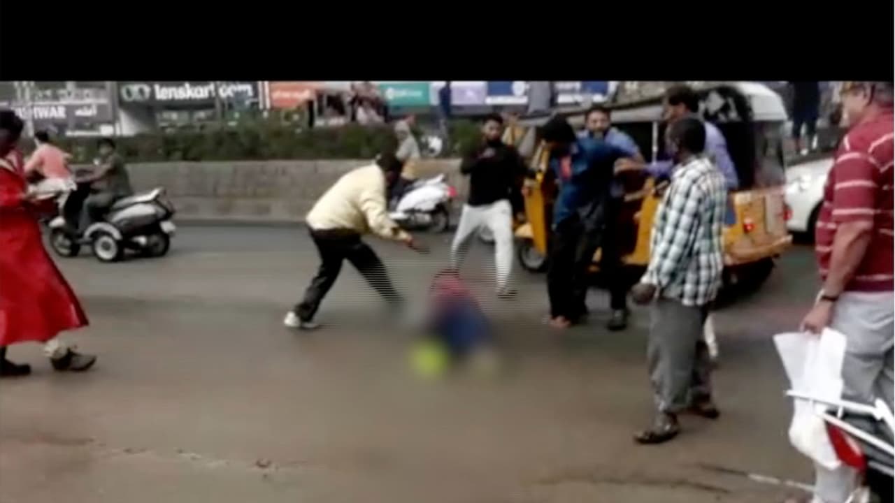 అత్తాపూర్ మర్డర్: రమేష్ను కాపాడేందుకు ముగ్గురి సాహసం అత్తాపూర్ మర్డర్: రమేష్ను కాపాడేందుకు ముగ్గురి సాహసం