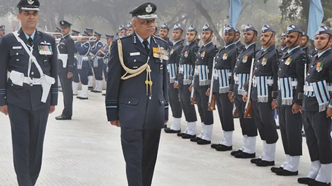 തോക്ക് വൃത്തിയാക്കുന്നതിനിടെ വ്യോമസേന ഉപമേധാവിക്ക് സ്വയം വെടിയേറ്റു തോക്ക് വൃത്തിയാക്കുന്നതിനിടെ വ്യോമസേന ഉപമേധാവിക്ക് സ്വയം വെടിയേറ്റു