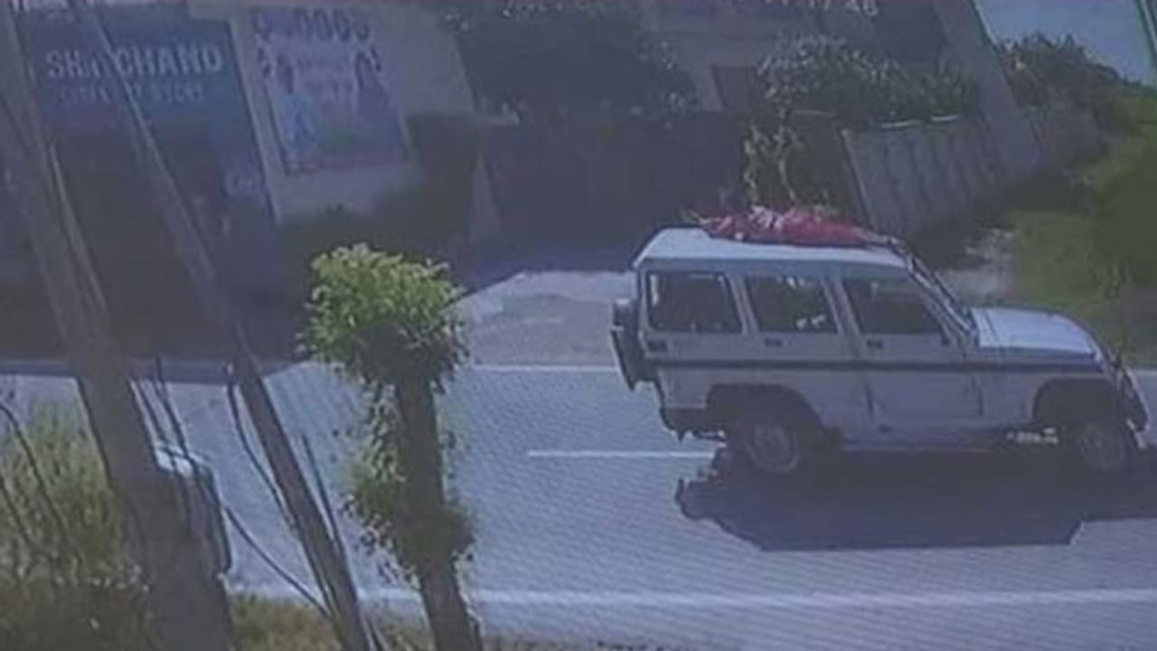 ಖಾಕಿಯ ಅಮಾನುಷ ಕೃತ್ಯ :ಮಹಿಳೆಯನ್ನು ಜೀಪ್ ಮೇಲೆ ಕಟ್ಟಿ ದೌರ್ಜನ್ಯ ಖಾಕಿಯ ಅಮಾನುಷ ಕೃತ್ಯ :ಮಹಿಳೆಯನ್ನು ಜೀಪ್ ಮೇಲೆ ಕಟ್ಟಿ ದೌರ್ಜನ್ಯ