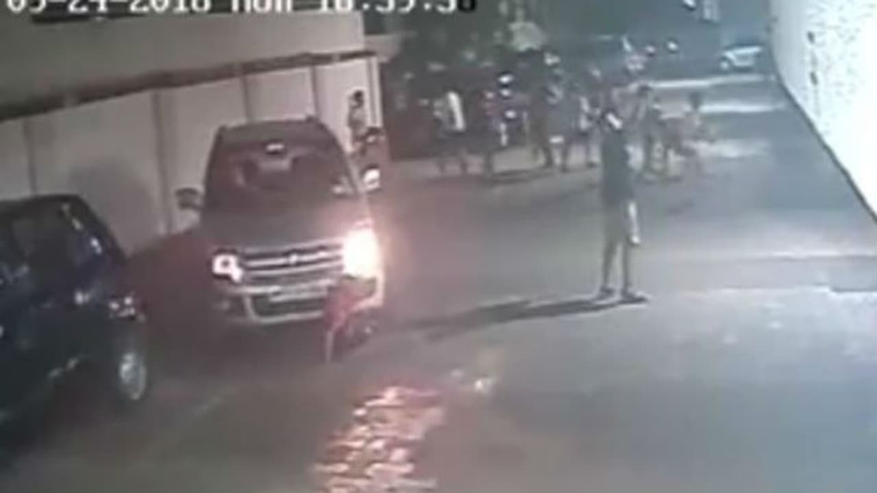 കളിച്ചുകൊണ്ടിരിക്കേ എട്ടുവയസ്സുകാരന് കാറിനടിയില് പെട്ടു; ചങ്കിടിപ്പിക്കുന്ന വീഡിയോ... കളിച്ചുകൊണ്ടിരിക്കേ എട്ടുവയസ്സുകാരന് കാറിനടിയില് പെട്ടു; ചങ്കിടിപ്പിക്കുന്ന വീഡിയോ...