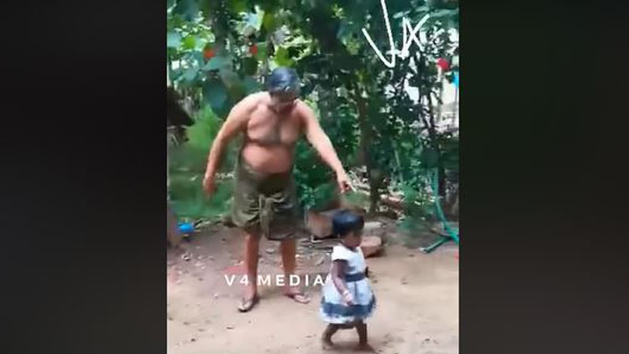 മുത്തശ്ശനും, കൊച്ചുമോളും തമ്മില് പൊരിഞ്ഞ വഴക്ക്; കുസൃതിക്കുടുക്കയുടെ വീഡിയോ കാണാം മുത്തശ്ശനും, കൊച്ചുമോളും തമ്മില് പൊരിഞ്ഞ വഴക്ക്; കുസൃതിക്കുടുക്കയുടെ വീഡിയോ കാണാം