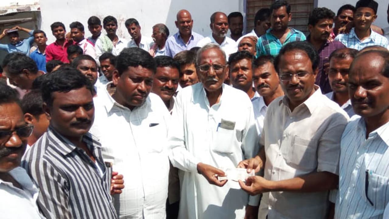 నోటిస్తా..ఓటేస్తా...మంత్రి లక్ష్మారెడ్డికి రూ.1000 ఇచ్చిన కార్యకర్త (వీడియో)