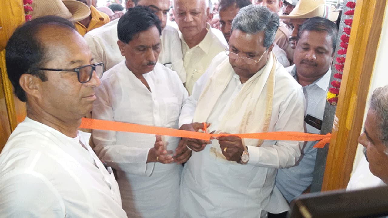 ಬಾದಾಮಿಯಲ್ಲಿ ಸಿದ್ದರಾಮಯ್ಯ ನೂತನ ಮನೆ ಬಾದಾಮಿಯಲ್ಲಿ ಸಿದ್ದರಾಮಯ್ಯ ನೂತನ ಮನೆ