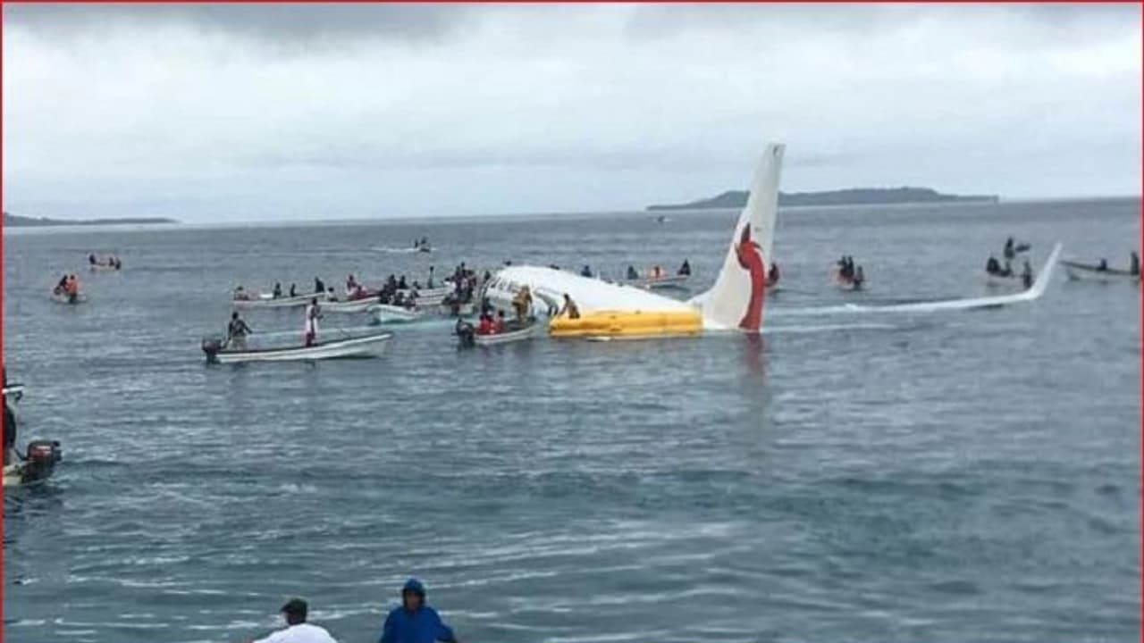 ರನ್ ವೇಯಲ್ಲಿ ಇಳ್ಸಪ್ಪಾ ಅಂದ್ರೆ ಕೆರೆಯಲ್ಲಿ ವಿಮಾನ ಇಳ್ಸಿದ ಪೈಲೆಟ್! ರನ್ ವೇಯಲ್ಲಿ ಇಳ್ಸಪ್ಪಾ ಅಂದ್ರೆ ಕೆರೆಯಲ್ಲಿ ವಿಮಾನ ಇಳ್ಸಿದ ಪೈಲೆಟ್!