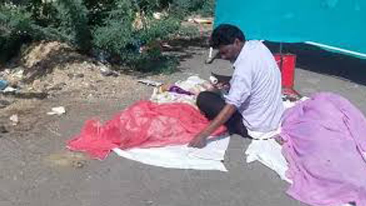 ഷോക്കേറ്റ് മരിച്ച സ്ത്രീകളുടെ പോസ്റ്റ്മോര്ട്ടം നടത്തിയത് നടുറോഡില് ഷോക്കേറ്റ് മരിച്ച സ്ത്രീകളുടെ പോസ്റ്റ്മോര്ട്ടം നടത്തിയത് നടുറോഡില്