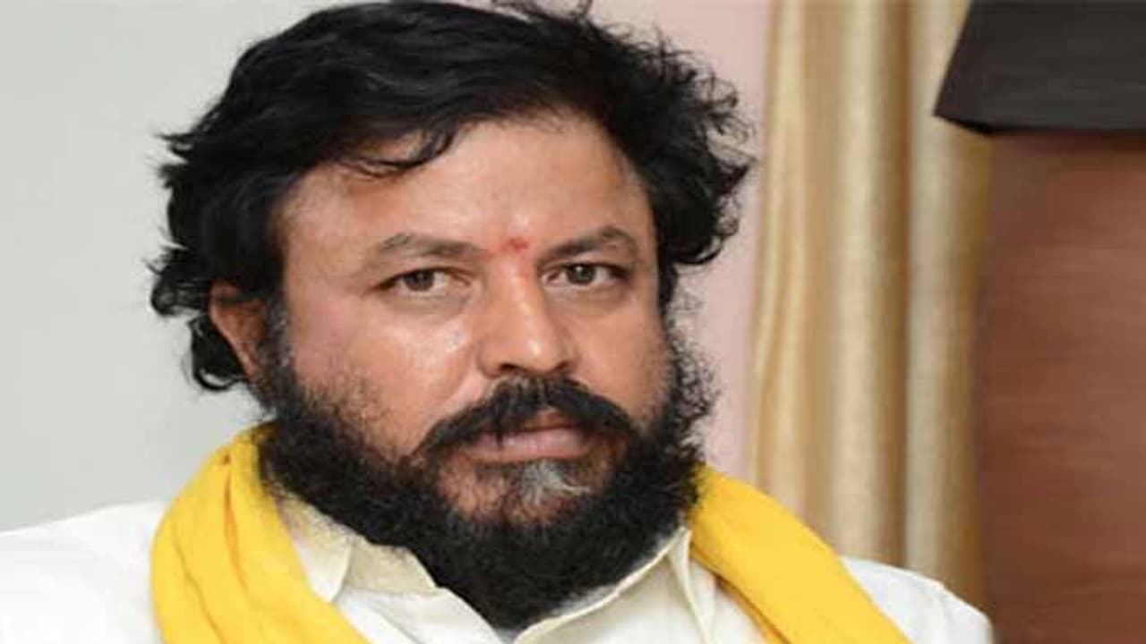 బెజవాడలో చింతమనేని అనుచరుల వీరంగం....కానిస్టేబుల్పై దాడి బెజవాడలో చింతమనేని అనుచరుల వీరంగం....కానిస్టేబుల్పై దాడి