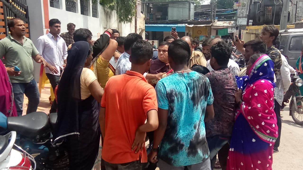 పాతబస్తీలో పోలీసు స్టేషన్ పై 30 మంది గంజాయి వ్యాపారుల దాడి