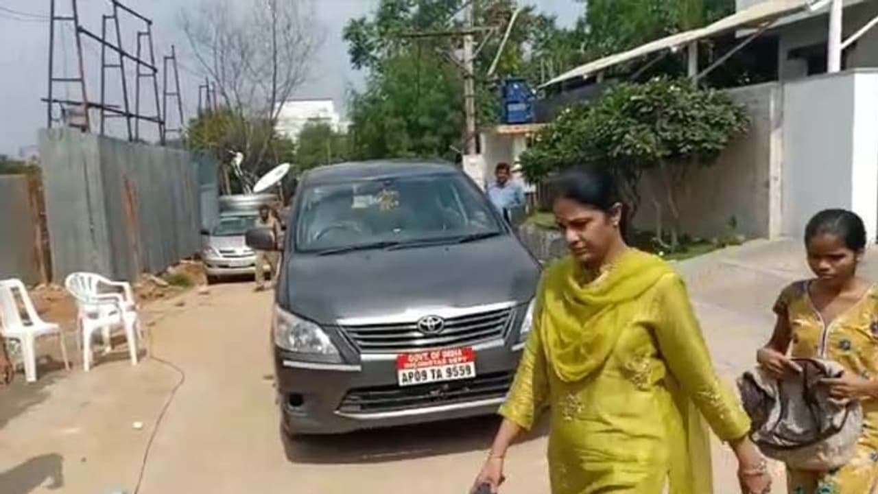 రేవంత్ భార్యను బ్యాంకుకు తీసుకెళ్లి ఆరా తీస్తున్న ఐటీ అధికారులు