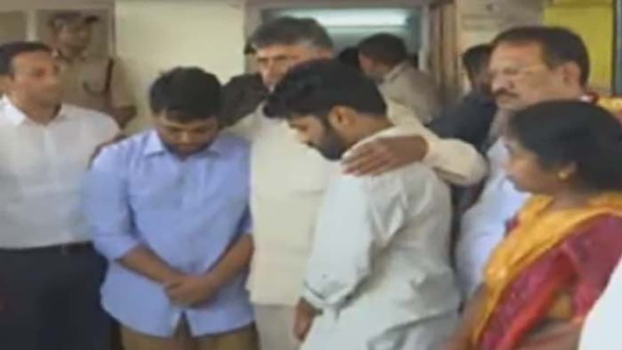 అరకు ఘటన: కిడారికి బాబు నివాళులు అరకు ఘటన: కిడారికి బాబు నివాళులు