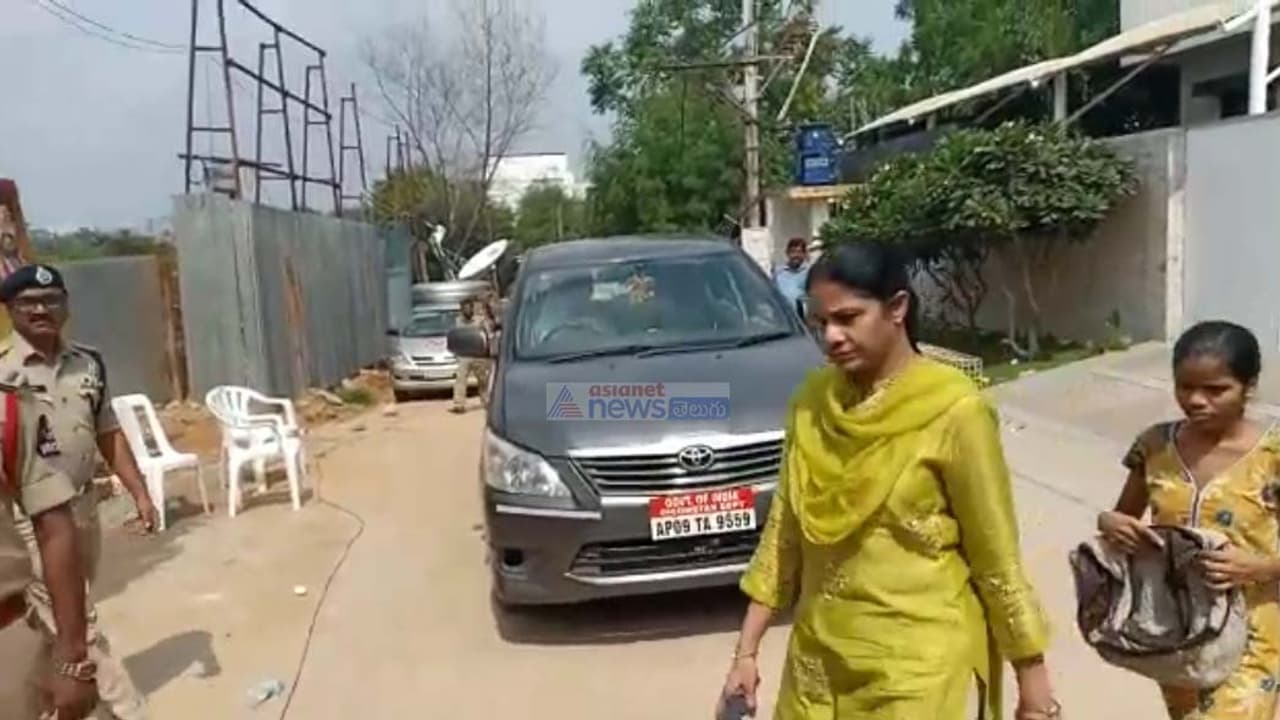 రేవంత్ భార్యతో లాకర్లు తెరిపించిన అధికారులు రేవంత్ భార్యతో లాకర్లు తెరిపించిన అధికారులు