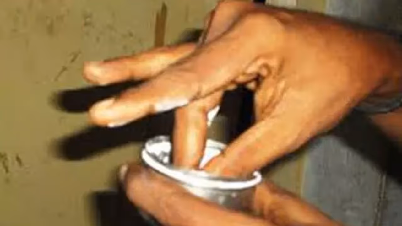 புருவ மத்தியில் விபூதியை பவித்ரமான இந்த விரலில் தொட்டு வைத்தால் தீவினைகளில் தீரும்.. இது உண்மையா? 