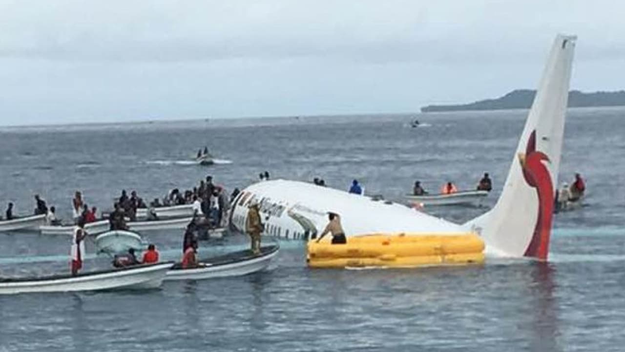 ലാന്റിംഗിനിടെ കായലില് പതിച്ച വിമാനത്തില്നിന്ന് ഒരു മൃതദേഹം കണ്ടെത്തി ലാന്റിംഗിനിടെ കായലില് പതിച്ച വിമാനത്തില്നിന്ന് ഒരു മൃതദേഹം കണ്ടെത്തി