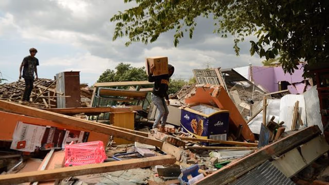 Indonesia: Earthquake and tsunami devastate coast, claim dozens of lives Indonesia: Earthquake and tsunami devastate coast, claim dozens of lives