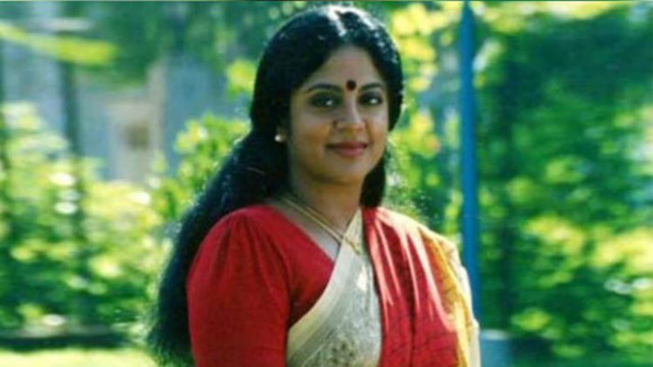 బిస్లరీ వాటర్ తోనే హీరోయిన్ స్నానం! బిస్లరీ వాటర్ తోనే హీరోయిన్ స్నానం!